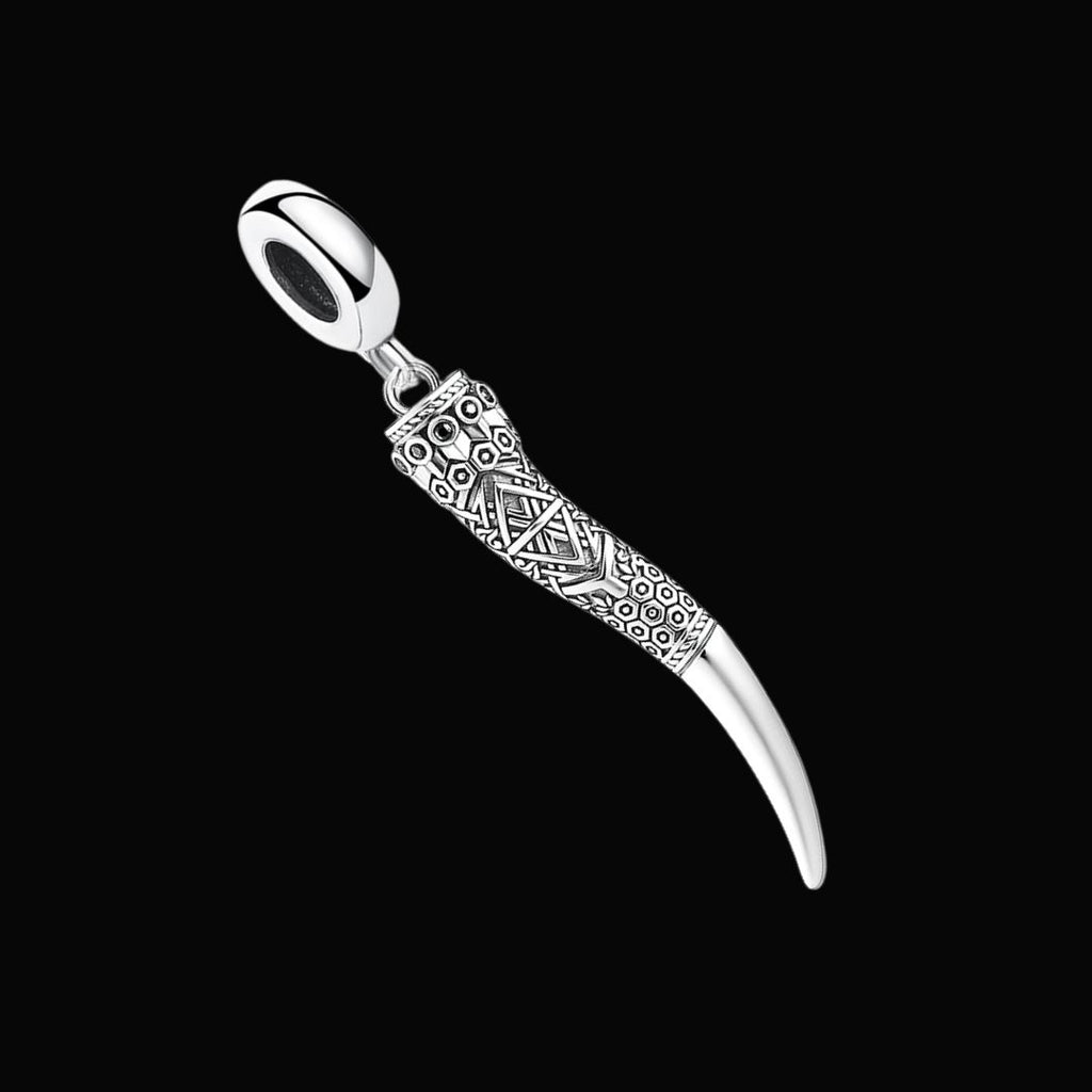 Horn of Valor Pendant - Viking Necklace - Detailed View | Epic Loot Shop