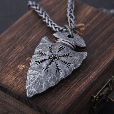 Lancia Gungnir con Collana dal Simbolo Helm of Awe