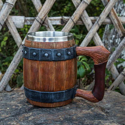 Dřevěný pivní hrnek ve vikingském stylu