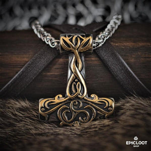 Thorovo kladivo Mjolnir s keltskou řezbou