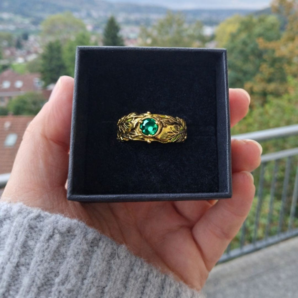 Leaf of the Norns - Norse Women's Ring - Detailed View | Epic Loot Shop