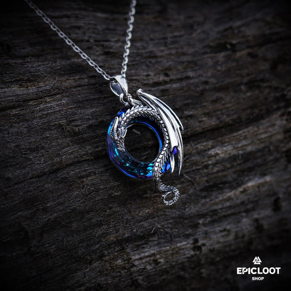 Collana con pendente a forma di drago e pietra di cristallo rotonda blu.
