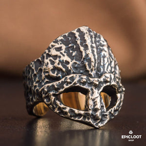 Bronzový vikingský prsten se zničenou helmou